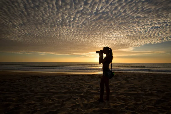 Silhouette Jeune Femme Photographe Bord Mer Contre Coucher Soleil — Photo