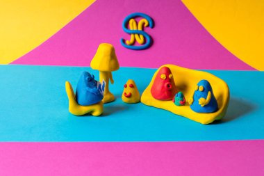 parlak arka plan üzerinde renkli hamuru resimler