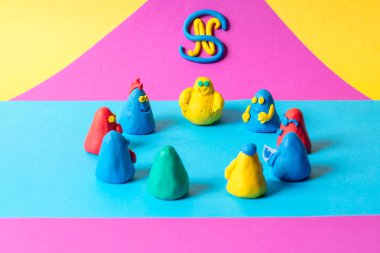 parlak arka plan üzerinde renkli hamuru resimler