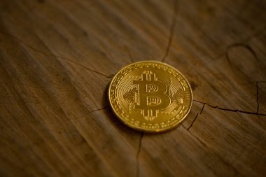 bitcoin kırık ahşap yüzey üzerinde görmek