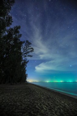 Işıklı gökyüzü gece deniz hattı üzerinden