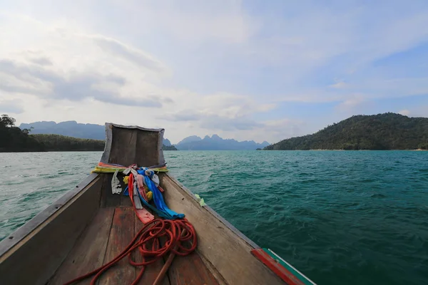 Живописный Вид Море Далеких Скал Деревянной Лодки — стоковое фото