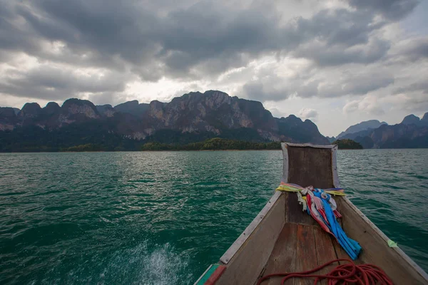 Живописный Вид Море Далеких Скал Деревянной Лодки — стоковое фото