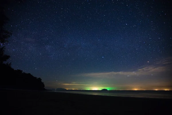 Cielo Iluminado Sobre Línea Del Mar Por Noche — Foto de Stock