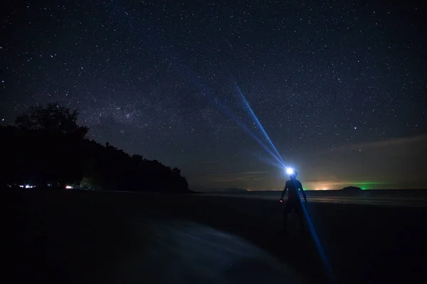 人剪影和照亮的天空在海线在晚上 — 图库照片