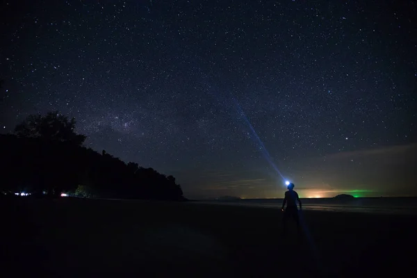 Personensilhouette Und Beleuchteter Himmel Über Der Meereslinie Der Nacht — Stockfoto