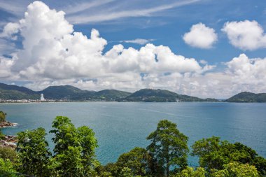 yeşil tropikal kıyı ve mavi lagün, tatil ve seyahat ile muhteşem deniz manzarası 