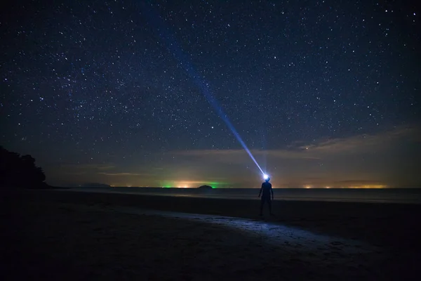 Mann Mit Taschenlampe Nachts Der Küste — Stockfoto