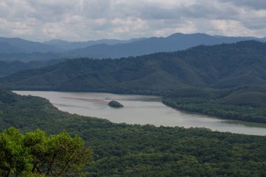 Büyük sakin Nehri bulutlu gökyüzü altında