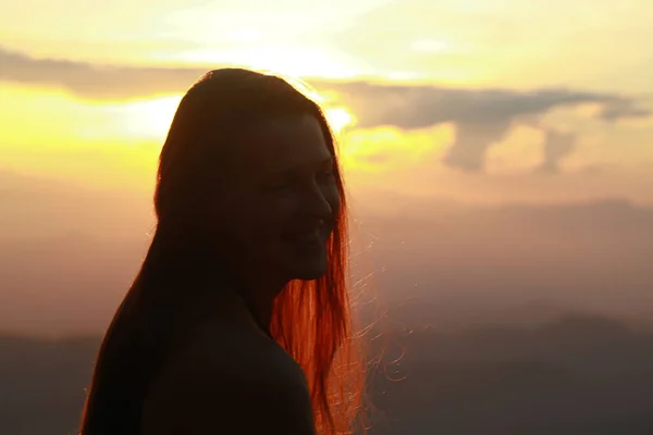 Retrato Hermosa Joven Sonriente Contra Puesta Sol Brillante —  Fotos de Stock