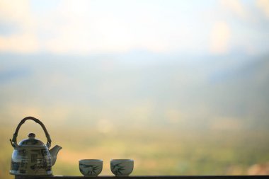 Çaydanlık ve bardak doğal arka plan bulanık masada geleneksel Japon desenli