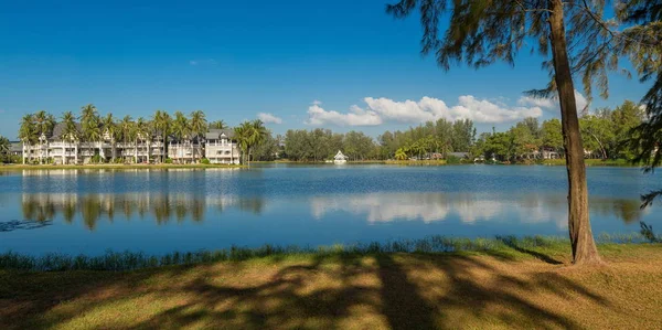 Hotel Perto Calmo Lago Acolhedor Com Costas Verdes — Fotografia de Stock