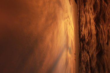 Panoramik manzaralı sakin deniz içinde güzel parlak gün batımı