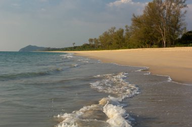 Güzel kumlu plajı ile deniz mavi bulutlu gökyüzü altında