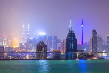 Dubai Internet City geceleri aydınlatılan gökdelenler. Birleşik Arap Emirlikleri, Orta Doğu