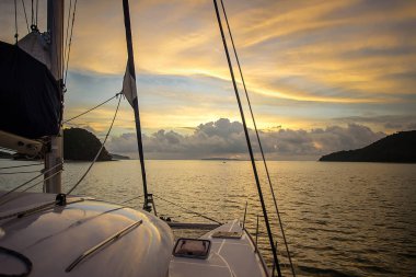 dramatik günbatımı Yatlar sakin Denizi üzerinden görüntülemek