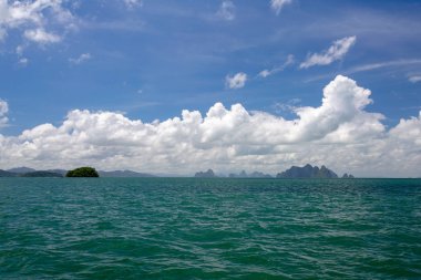 Güzel sakin Denizi'nin mavi sularına