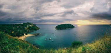 Sakin deniz ve yeşil tropikal adalar nefes kesen Panoraması