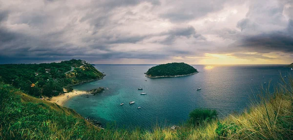 Sakin deniz ve yeşil tropikal adalar nefes kesen Panoraması