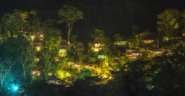 Νύχτα Πανόραμα Πλούσια Τροπική Βλάστηση Και Μικρό Χωριό Καλύβες Φώτα — Φωτογραφία Αρχείου