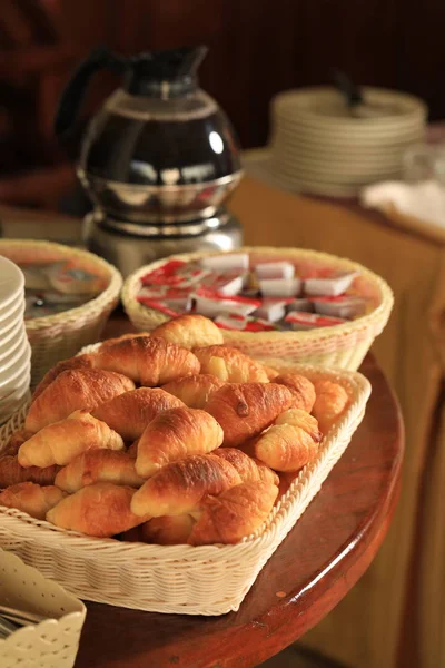 Desayuno Hotel Con Café Pequeños Cruasanes Dulces — Foto de Stock