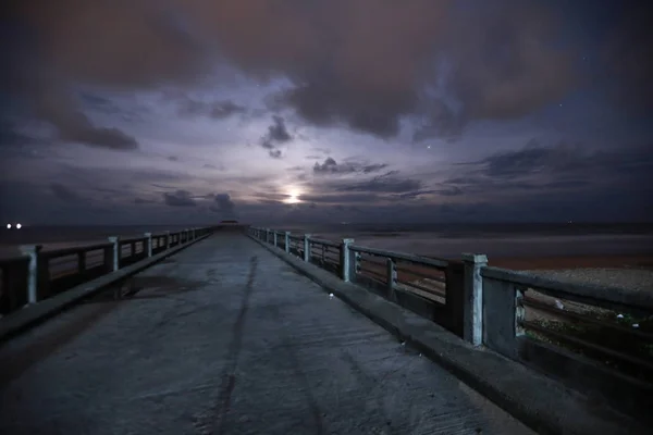 Blick Auf Brücke Und Nachthimmel Mit Leuchtenden Sternen — Stockfoto