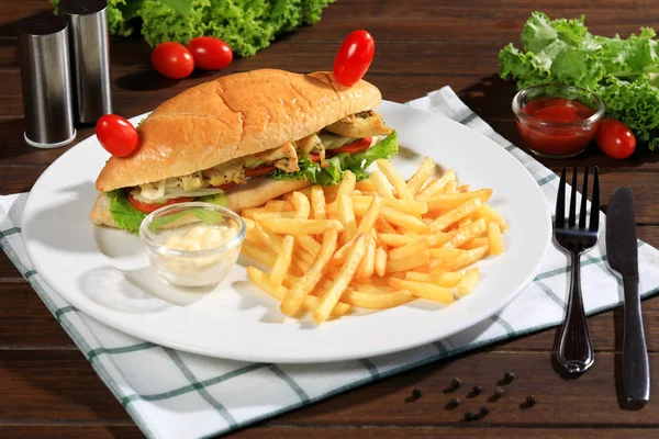 Teller Mit Pommes Und Sandwich Auf Holztisch Mit Zutaten — Stockfoto