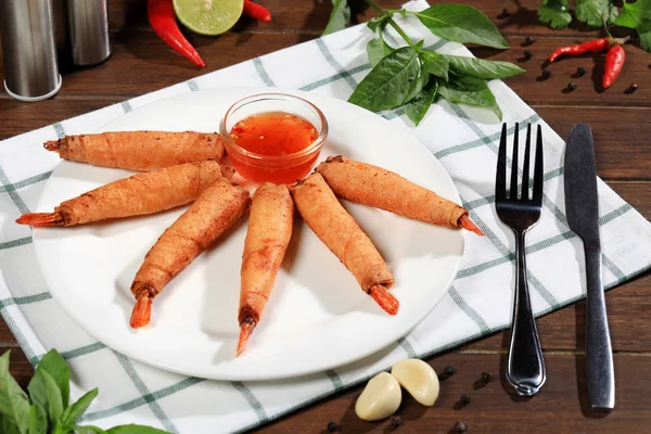 Piatto Con Gamberetti Pastella Salsa Tavolo Legno Con Ingredienti — Foto Stock