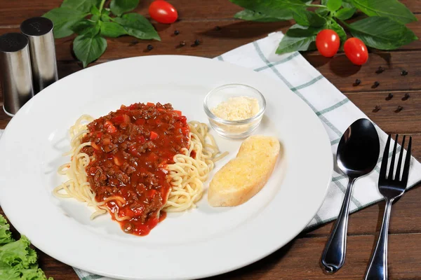 Тарілка Спагетті Томатним Соусом Дерев Яному Столі Інгредієнтами — стокове фото