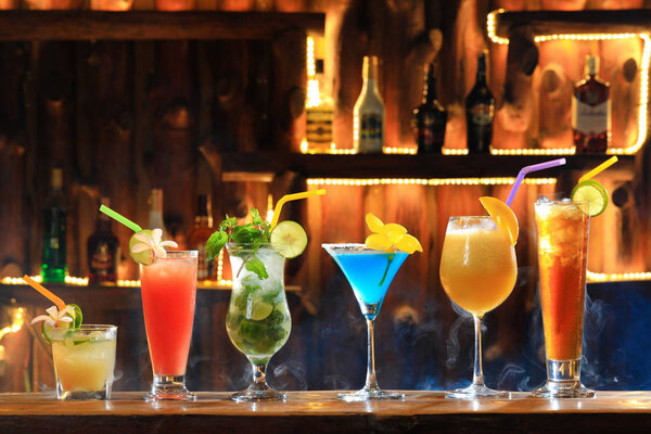Алкогольные коктейли в баре