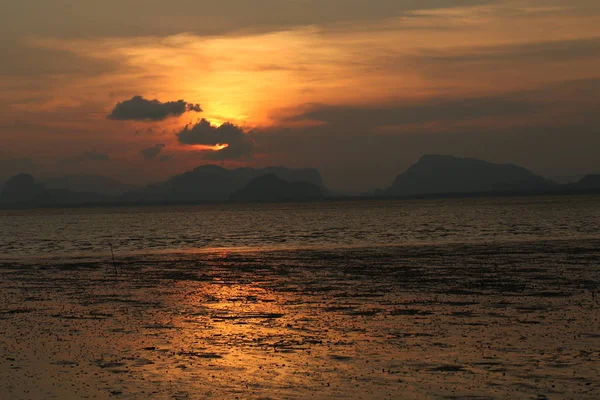 Vista Costa Com Pôr Sol Laranja Sobre Mar Com Montanhas — Fotografia de Stock