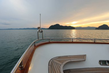 güzel gün batımı ile denizde yattan görünümü