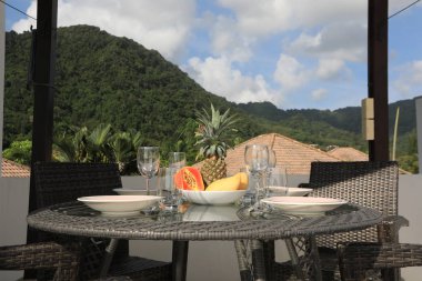 bardak açık masada taze meyve ile kahvaltı