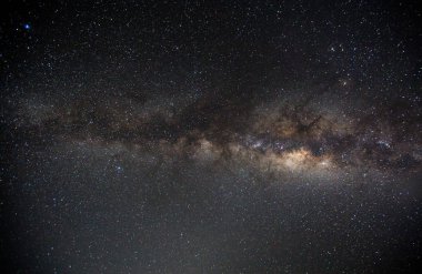 parlayan yıldızlarla gece gökyüzü görünümü 