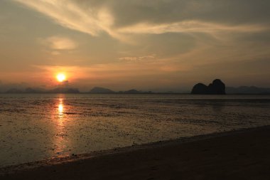 deniz üzerinde güzel turuncu gün batımı görünümü