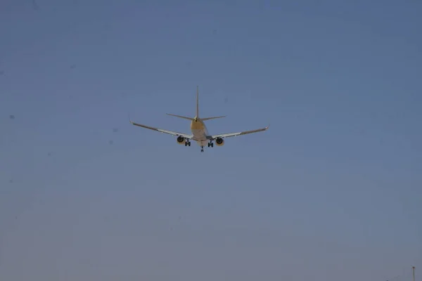 Airplane Flying Blue Cloudy Sky — Stock Photo, Image