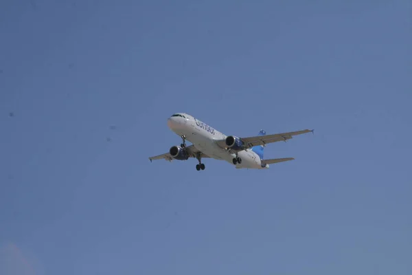 Letadlo Letící Modré Oblohy Jasno — Stock fotografie
