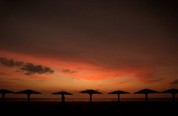 Vista Costa Con Sombrillas Atardecer — Foto de Stock