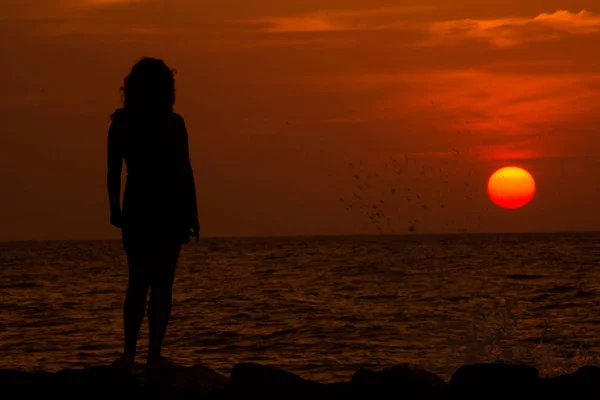 Widok Wybrzeża Morskiego Sylwetką Kobiety Zachodzie Słońca — Zdjęcie stockowe