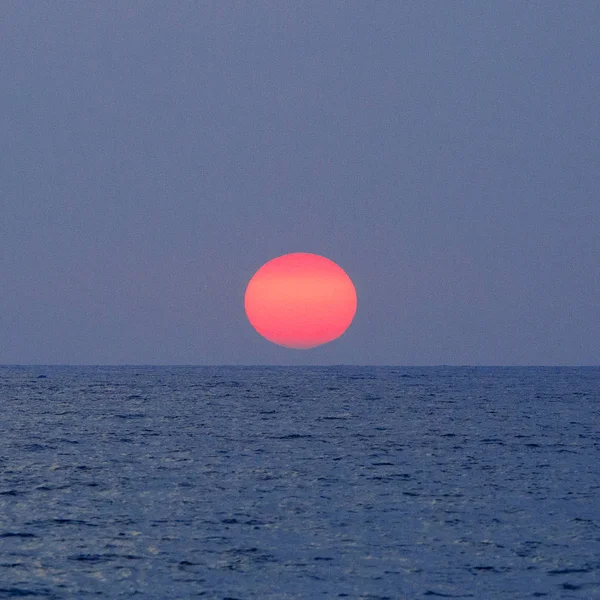 Soare Roșu Frumos Deasupra Mării Apusul Soarelui — Fotografie, imagine de stoc