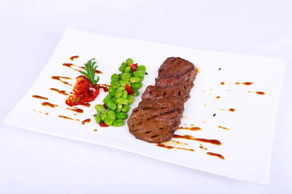 Teller Mit Gebratenem Fleisch Und Grünen Bohnen Auf Weißem Tisch — Stockfoto