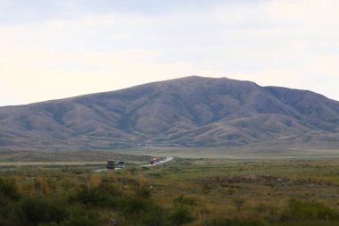 yeşil ağaçlar ile güzel dağların görünümü