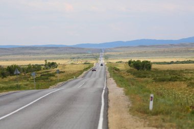 yeşil ağaçlar ve yol ile güzel dağların görünümü
