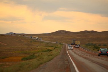 yeşil ağaçlar ve yol ile güzel dağların görünümü