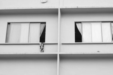 Beyaz evdeki pencereleri tam kare aç.