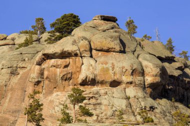 yeşil ağaçlar ile güzel dağların görünümü