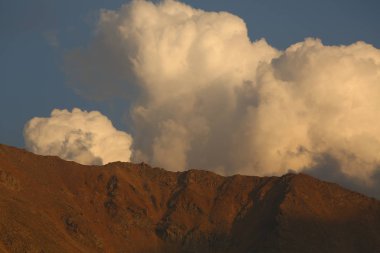 güzel kayalık dağların manzara görünümü 