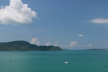 gündüz kayalarla deniz kıyı şeridi görünümü  