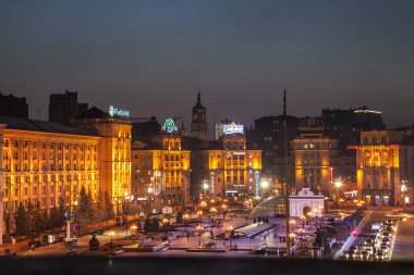 Akşam şehir meydanı manzarası, Kyiv, Ukrayna