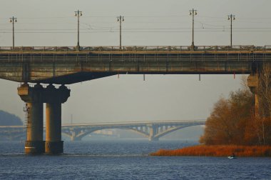 şehir köprüleri akşam ışığında, Kyiv, Ukrayna, Avrupa.